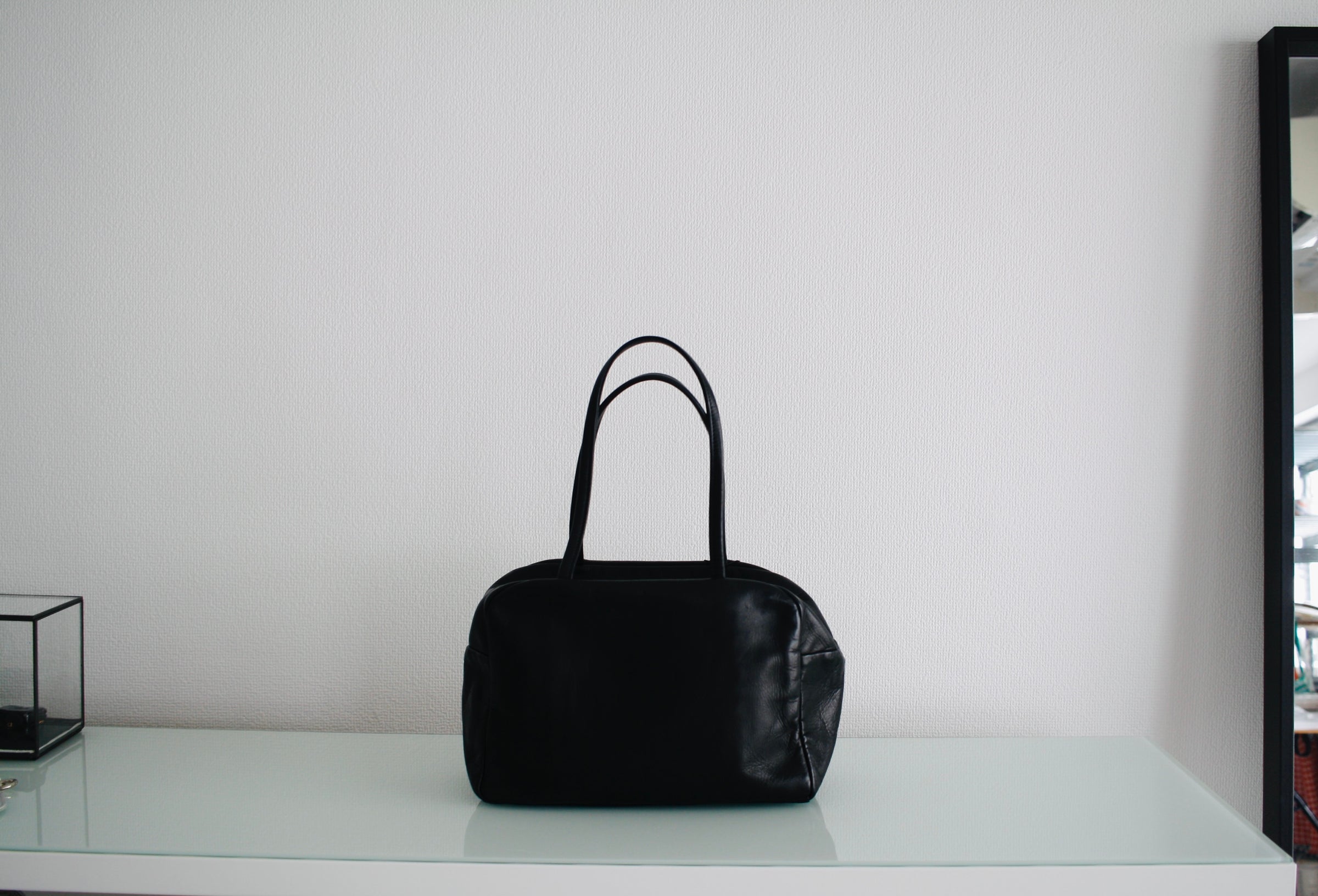 a アー ボストンバッグ M ブラック レザー｜ アー 取扱Shop ｜ LETTERS