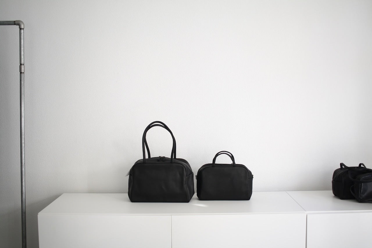 a アー ボストンバッグ M ブラック レザー｜ アー 取扱Shop ｜ LETTERS