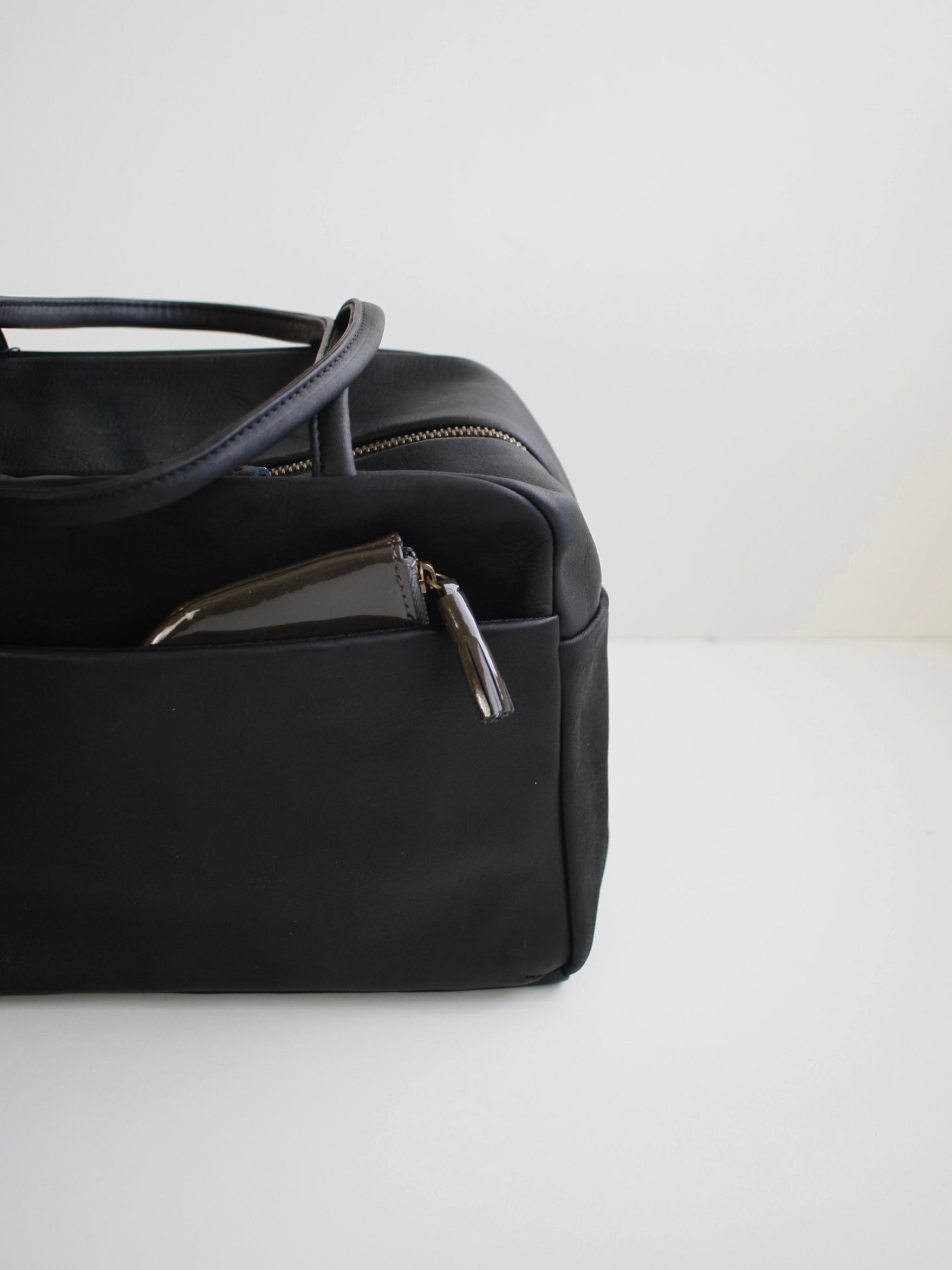 a アー ボストンバッグ M ブラック レザー｜ アー 取扱Shop ｜ LETTERS