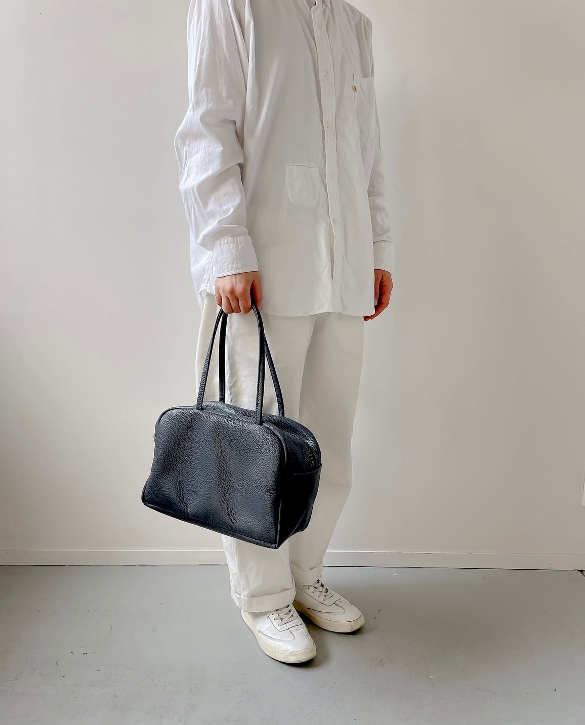 a Boston bag M black | アー レザーボストンバッグ M ブラック 